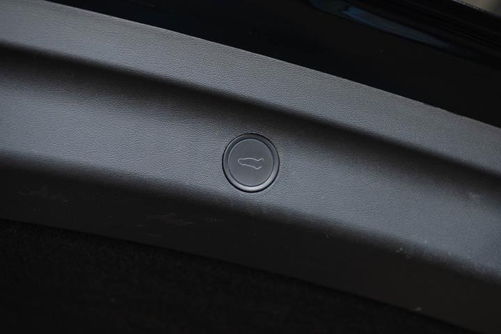 Sort Tesla Model Y fra 2023