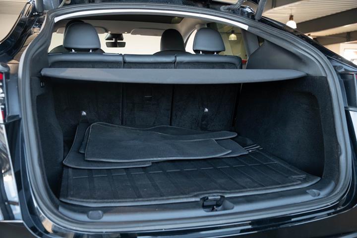 Sort Tesla Model Y fra 2023