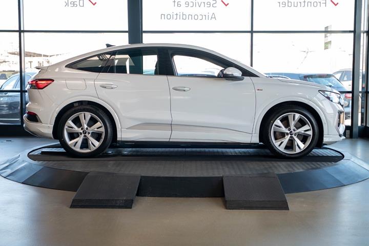 Hvid Audi Q4 e-tron fra 2022