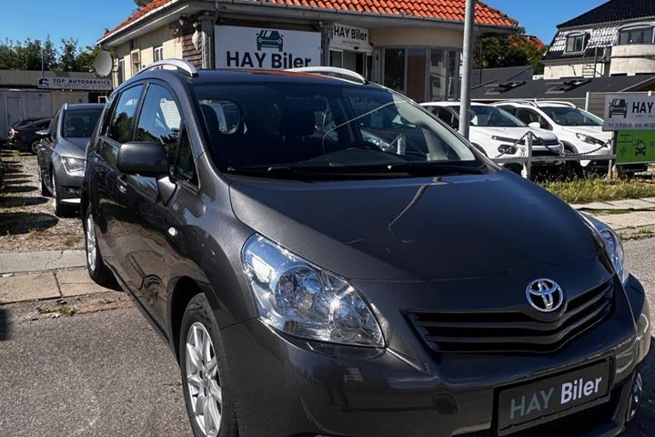 Grå Toyota Verso fra 2009
