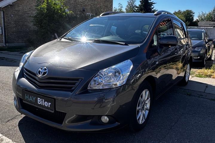 Grå Toyota Verso fra 2009