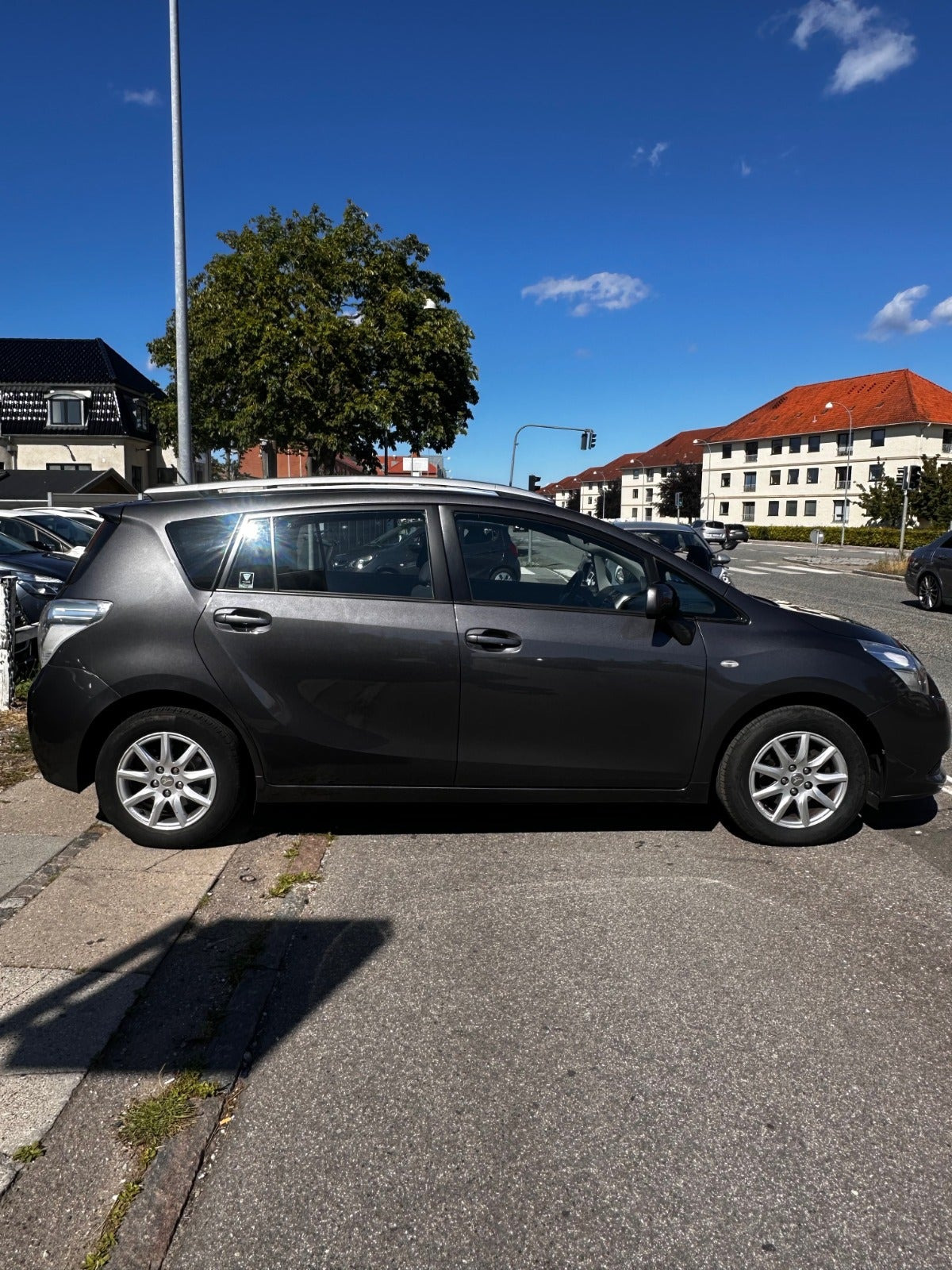 Grå Toyota Verso fra 2009