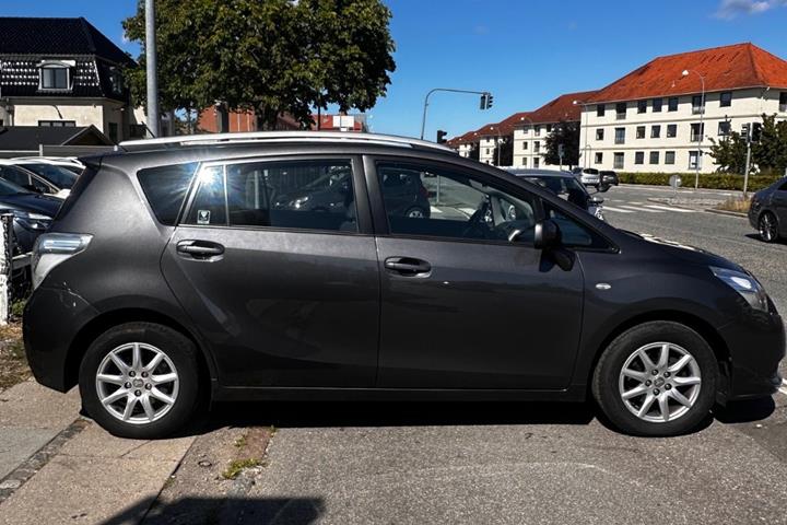 Grå Toyota Verso fra 2009