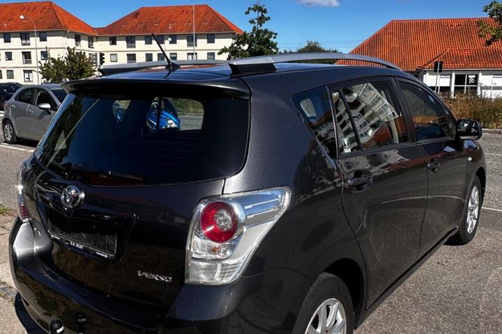 Grå Toyota Verso fra 2009