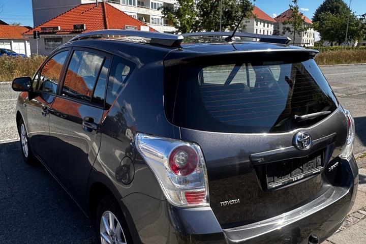 Grå Toyota Verso fra 2009