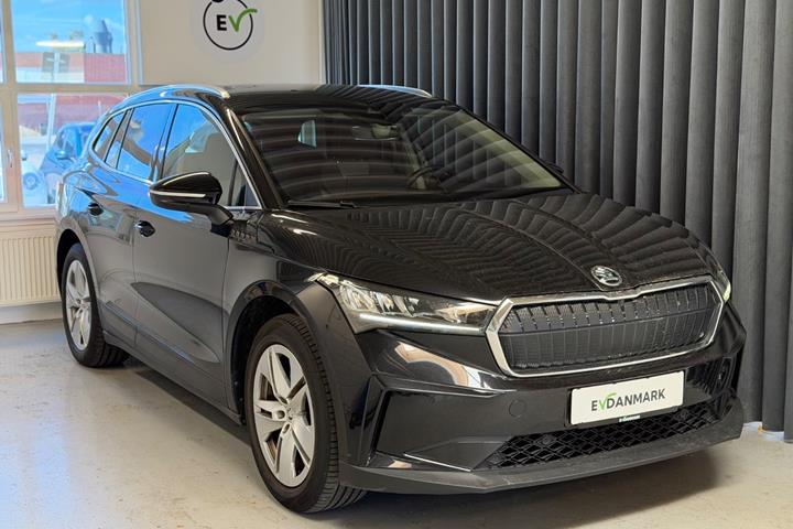 Sort Skoda Enyaq fra 2022 set udefra