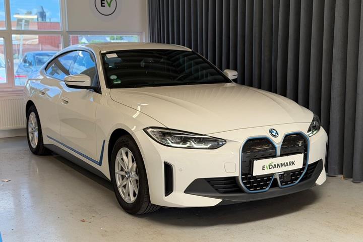 Hvid BMW i4 fra 2023 set udefra