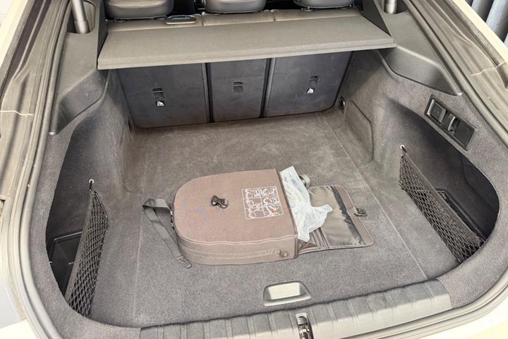 Hvid BMW i4 fra 2023