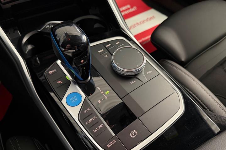 Hvid BMW i4 fra 2023