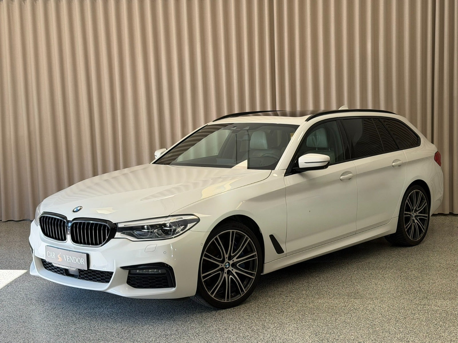 Hvid BMW 540d fra 2019