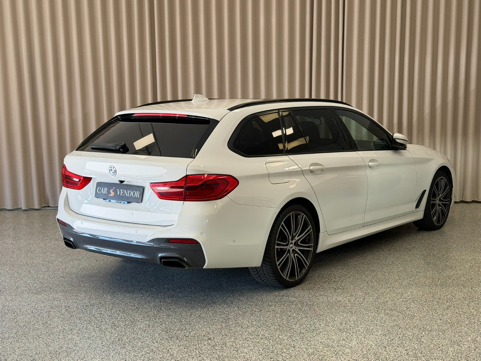 Hvid BMW 540d fra 2019