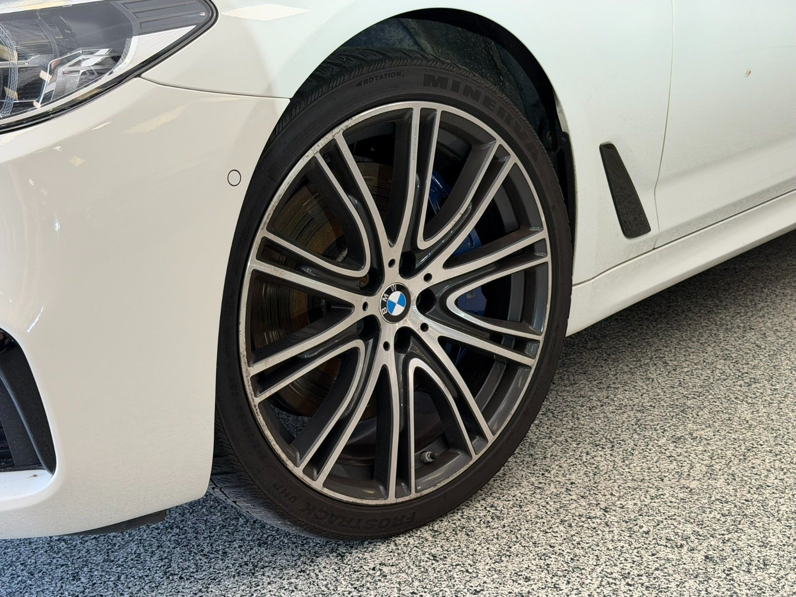 Hvid BMW 540d fra 2019