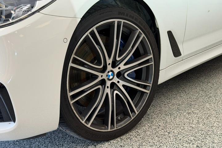 Hvid BMW 540d fra 2019