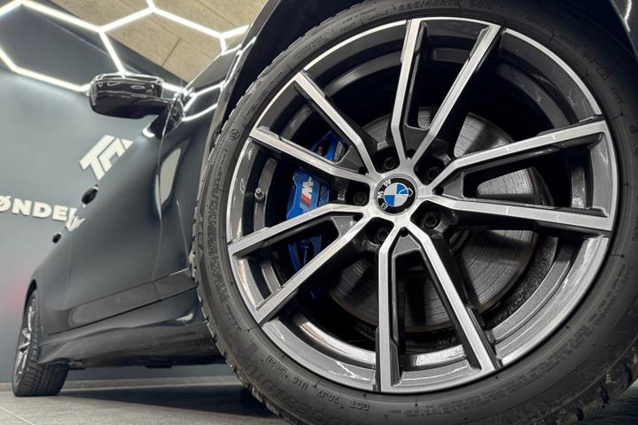 Sort BMW 330e fra 2020
