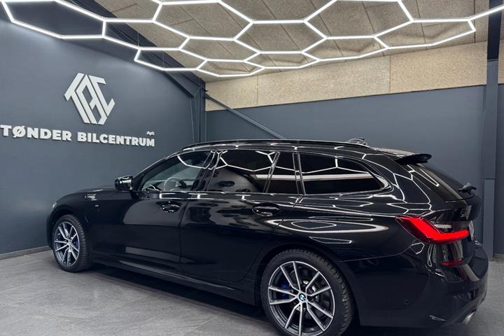 Sort BMW 330e fra 2020