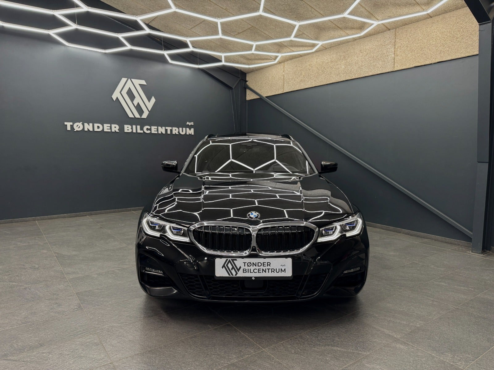 Sort BMW 330e fra 2020
