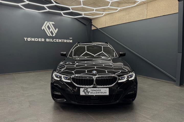Sort BMW 330e fra 2020