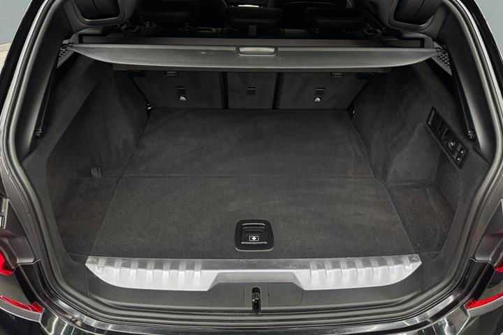 Sort BMW 330e fra 2020