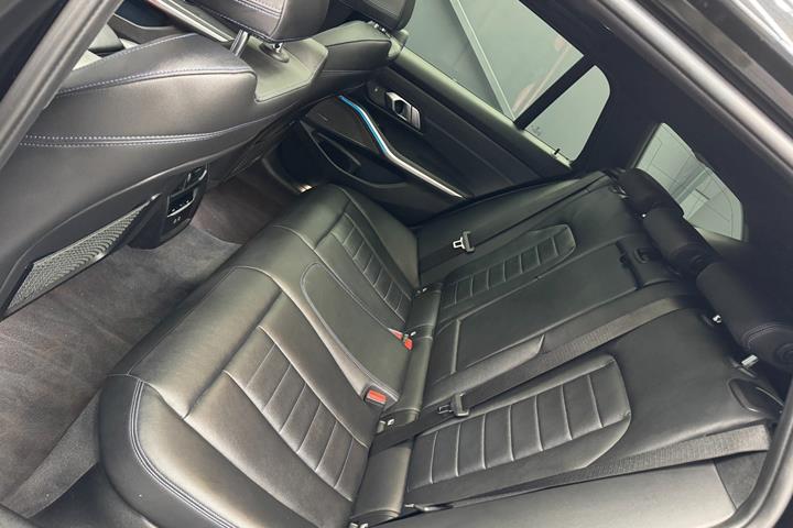 Sort BMW 330e fra 2020