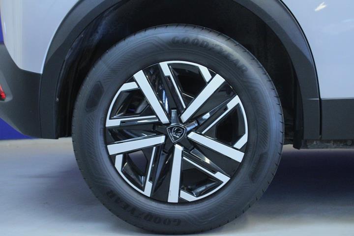 Sølv Peugeot 2008 fra 2023