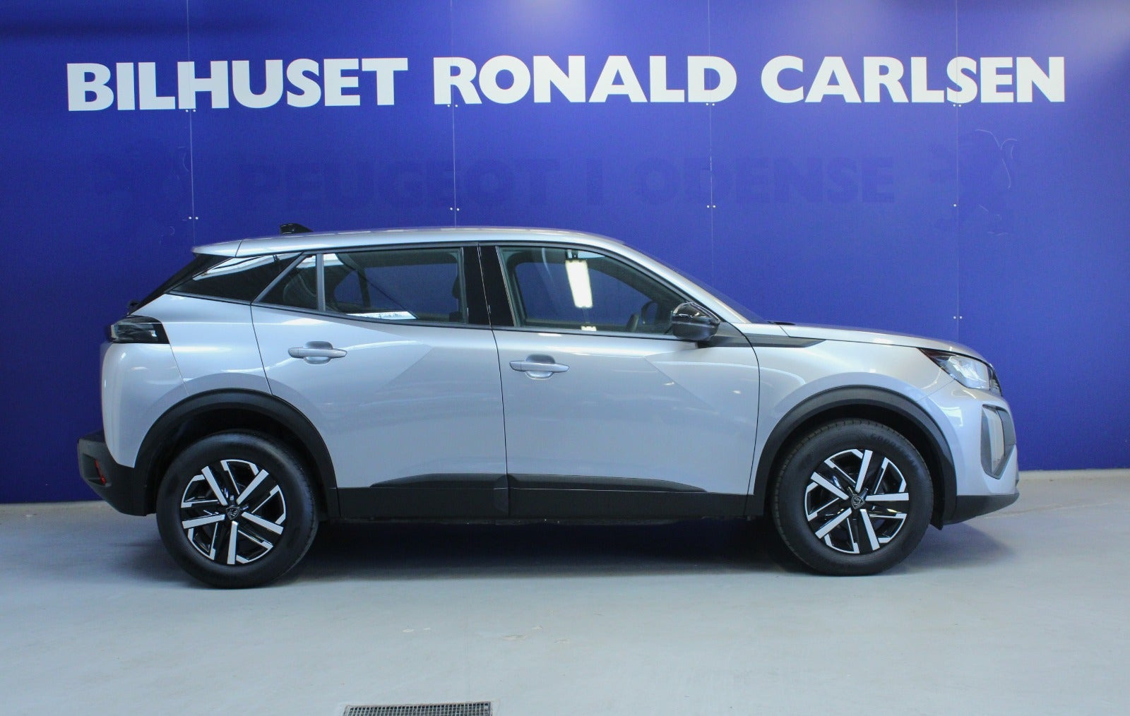 Sølv Peugeot 2008 fra 2023