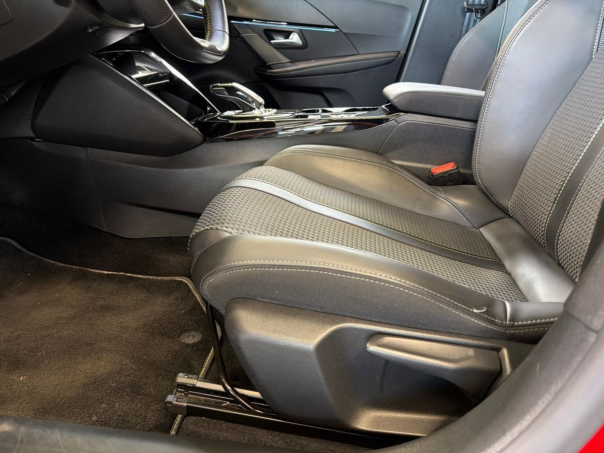 Rød Peugeot 208 fra 2020
