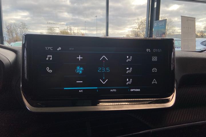 Hvid Peugeot e-2008 fra 2025