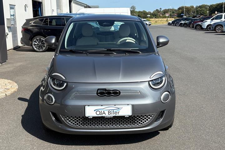 Grå Fiat 500e fra 2022