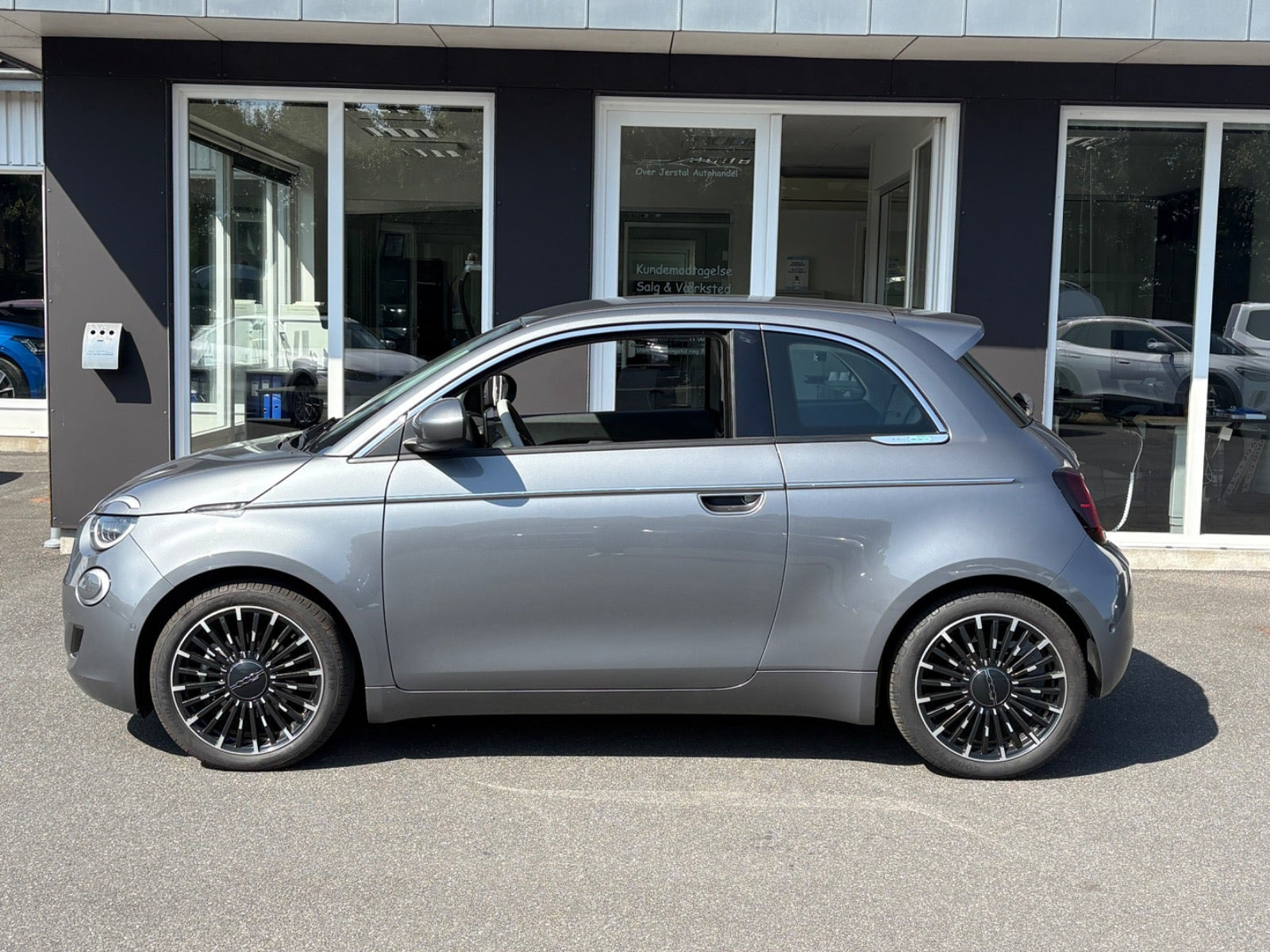 Grå Fiat 500e fra 2022