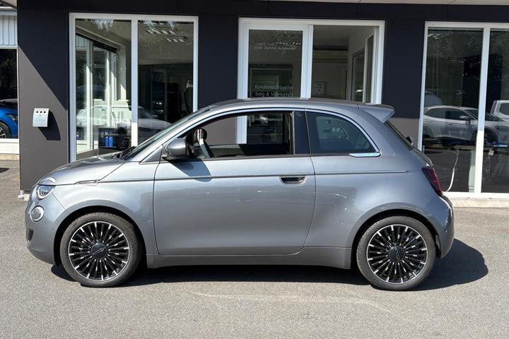 Grå Fiat 500e fra 2022