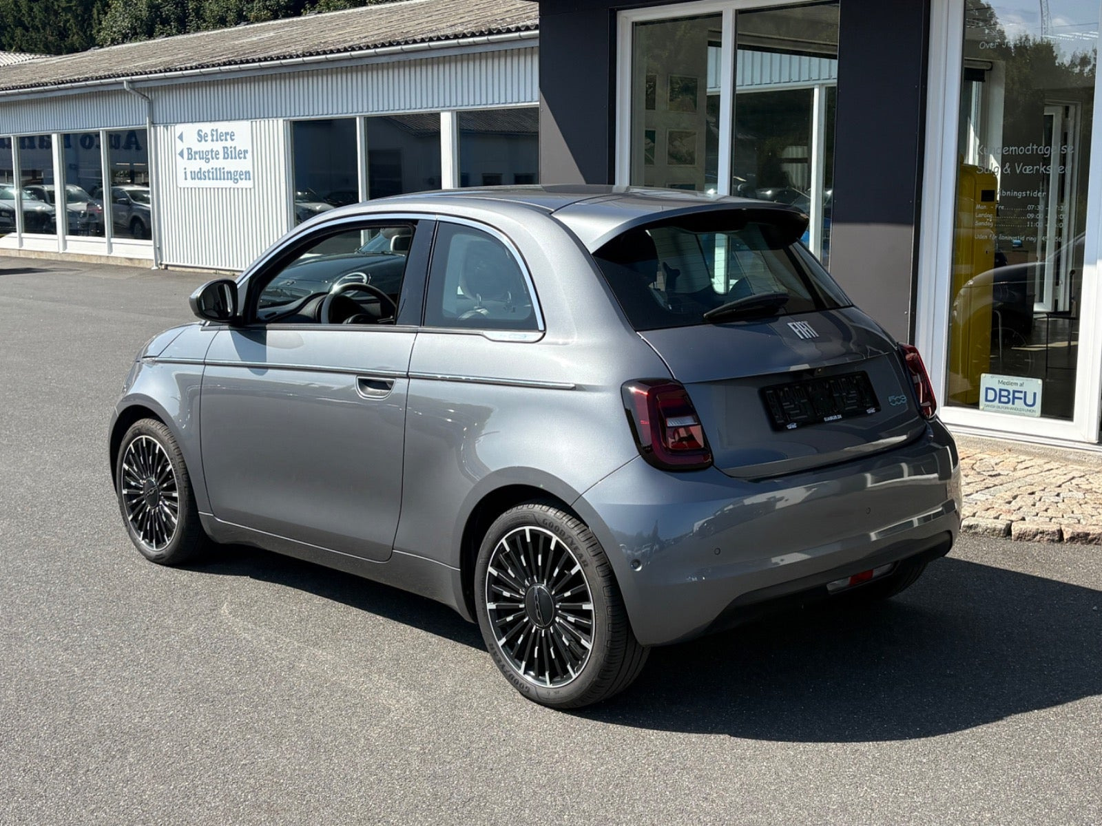 Grå Fiat 500e fra 2022