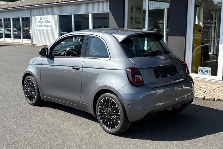 Grå Fiat 500e fra 2022