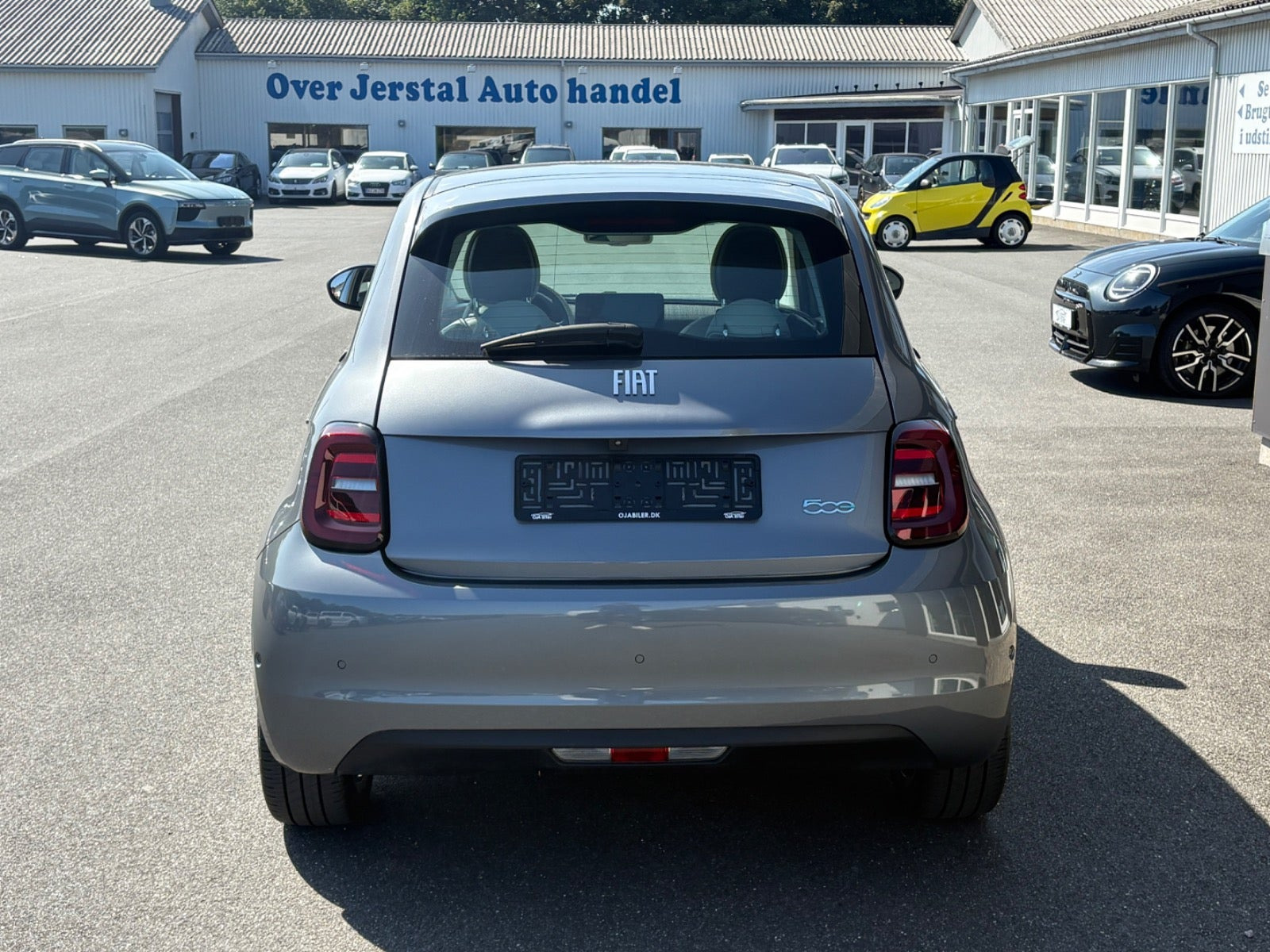 Grå Fiat 500e fra 2022