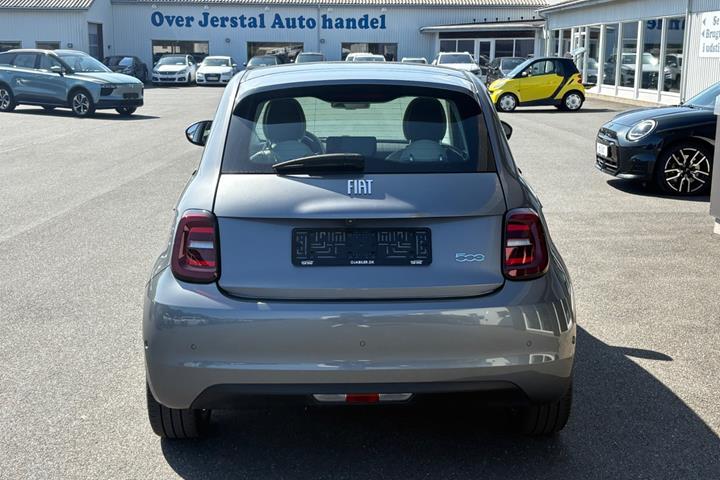 Grå Fiat 500e fra 2022