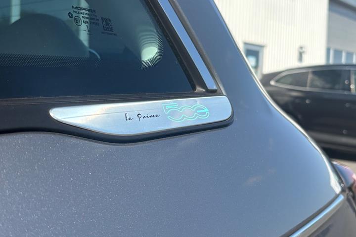 Grå Fiat 500e fra 2022