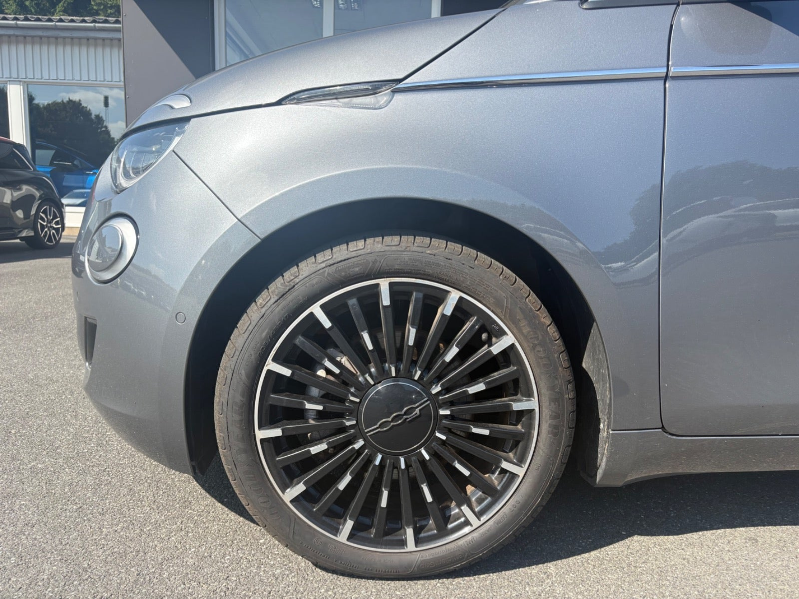 Grå Fiat 500e fra 2022