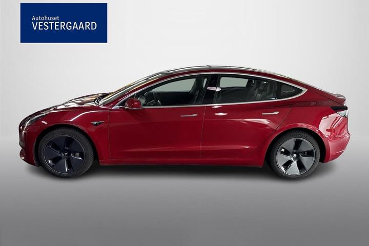 Rød Tesla Model 3 fra 2020
