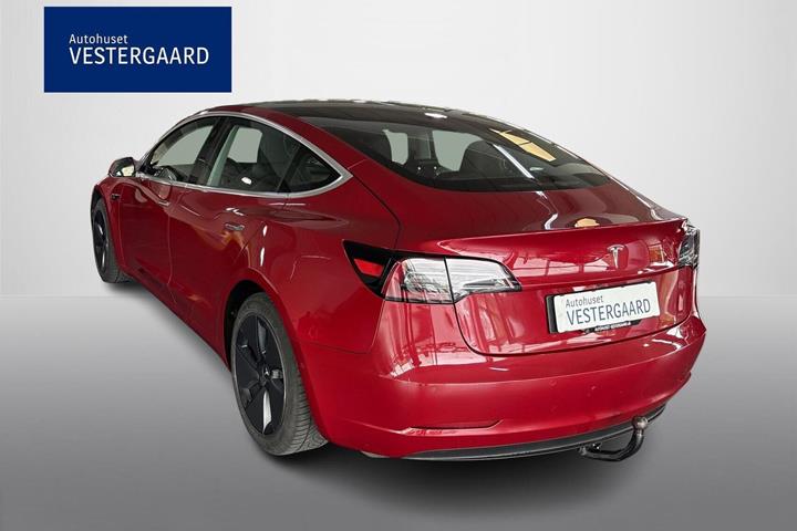 Rød Tesla Model 3 fra 2020