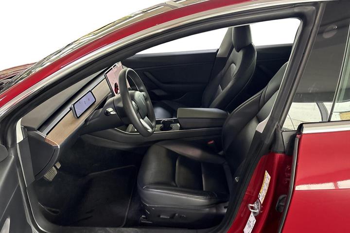 Rød Tesla Model 3 fra 2020