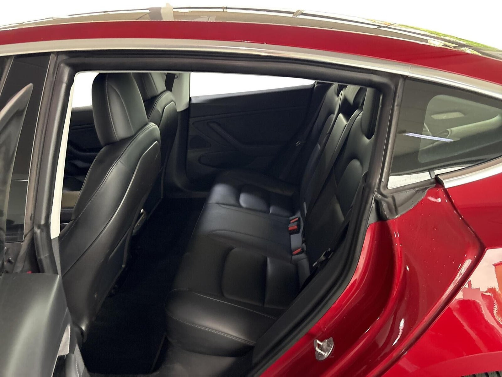 Rød Tesla Model 3 fra 2020