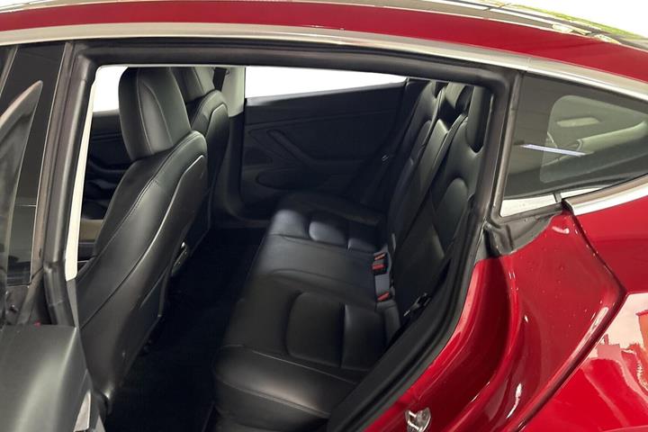 Rød Tesla Model 3 fra 2020