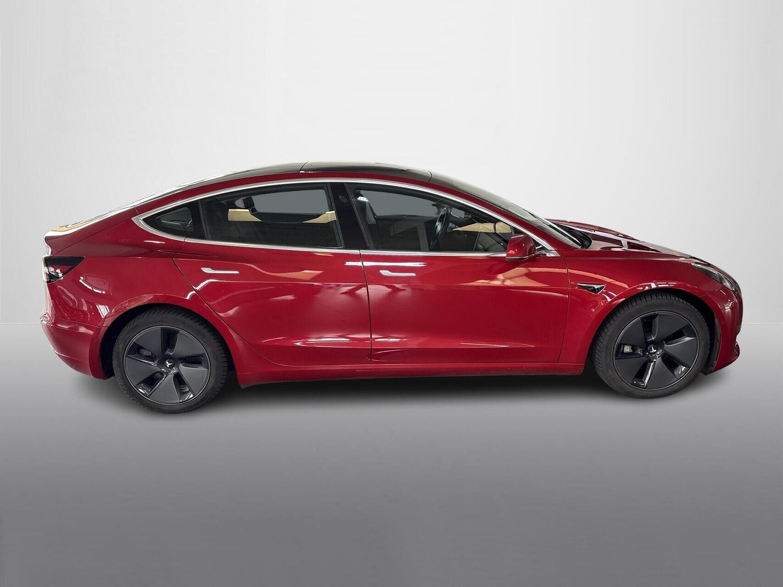 Rød Tesla Model 3 fra 2020