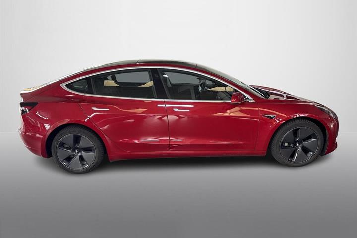 Rød Tesla Model 3 fra 2020
