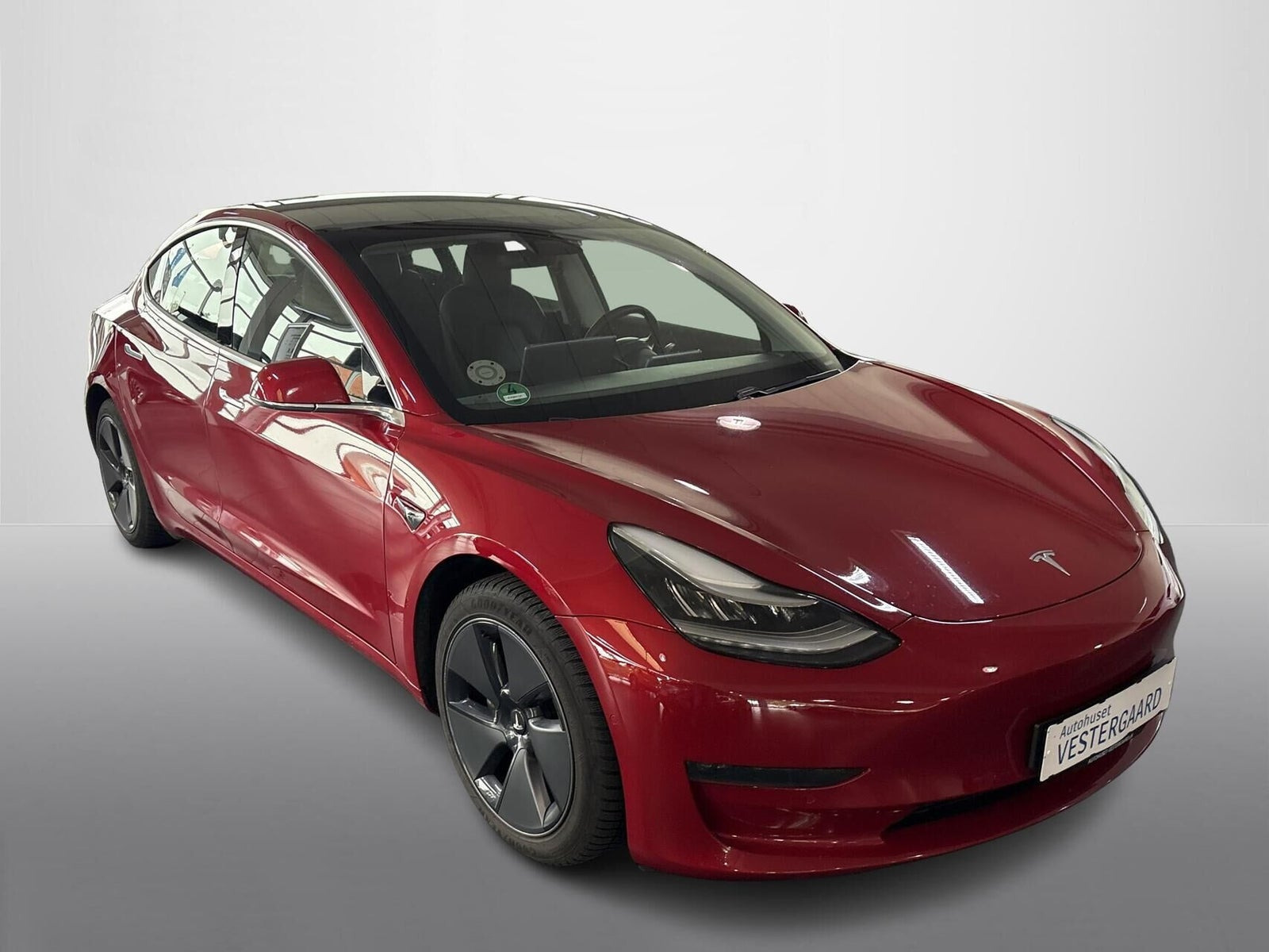 Rød Tesla Model 3 fra 2020
