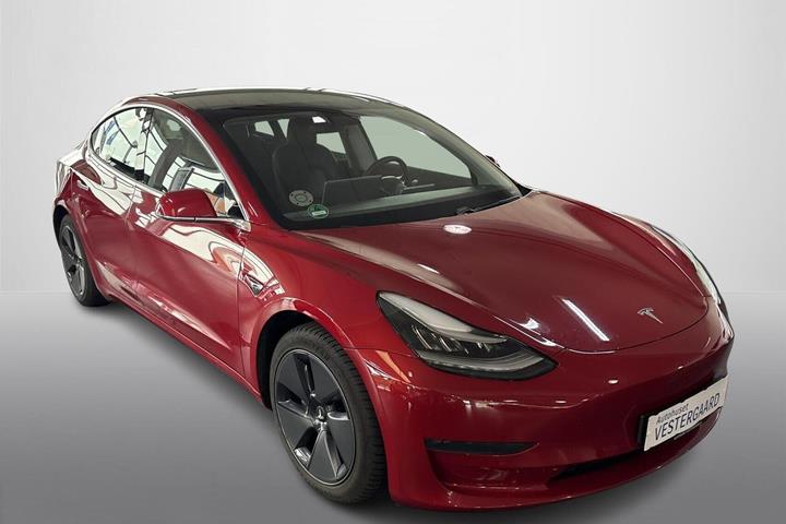 Rød Tesla Model 3 fra 2020