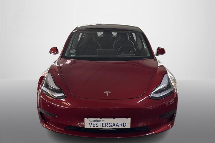 Rød Tesla Model 3 fra 2020