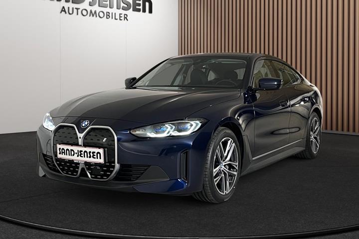 Blå BMW i4 fra 2024 set udefra