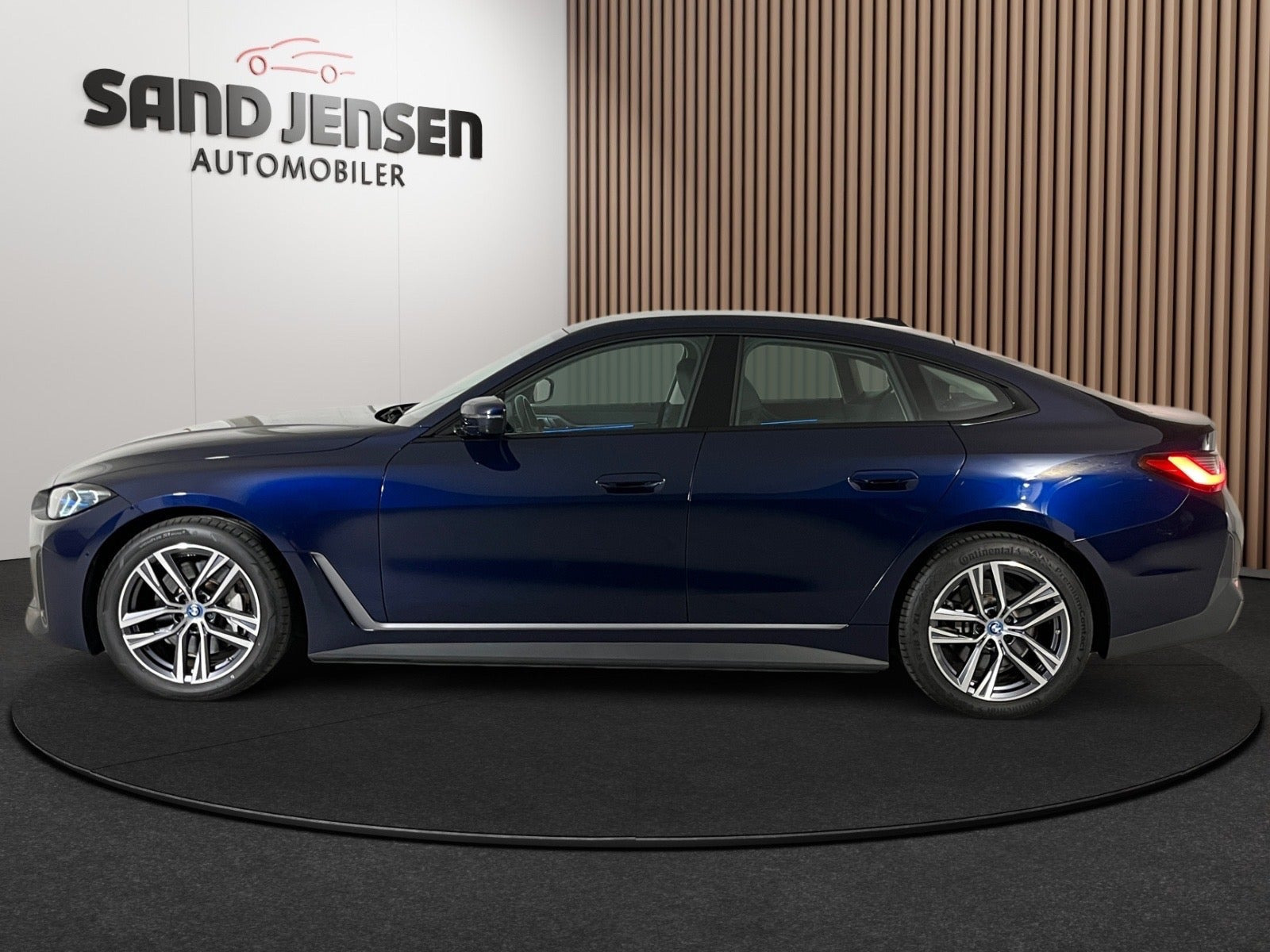 Blå BMW i4 fra 2024