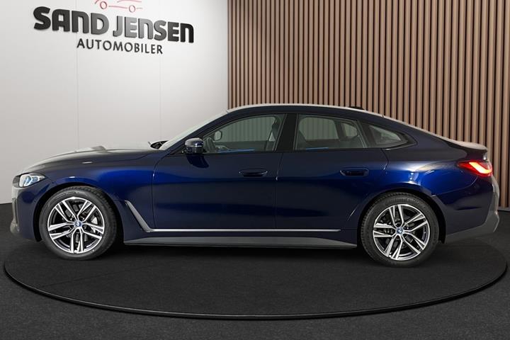 Blå BMW i4 fra 2024