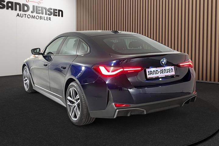 Blå BMW i4 fra 2024